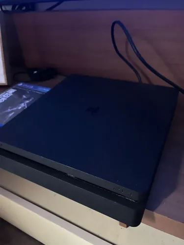 PlayStation 4 slim + 4 controles + 1 jogo