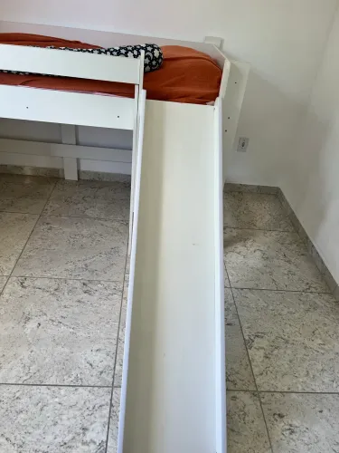 Cama infantil com escorrega