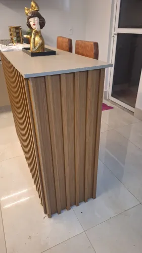 Ilha de cozinha em MDF e ripado. Tampo na cor fendi.
