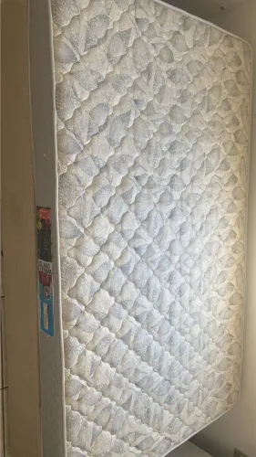 Vendo cama modelo de viúva 2,03x1,20, usada porém em ótimo estado. 500,00 posso entregar.