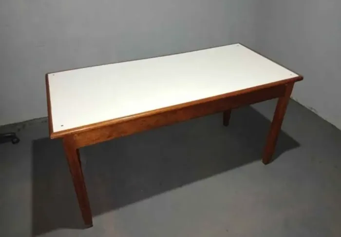 Mesa Vintage Mid-Century em Madeira Maciça e Fórmica Branca (1,50m x 0,70m)