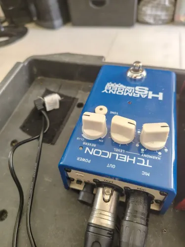 TC Helicon Singer 2 pedal voz, Reverb 3 harmonia...