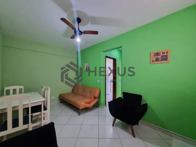 Apartamento com despesas baixas a duas quadras da Praia das Pitangueiras, Guaruja