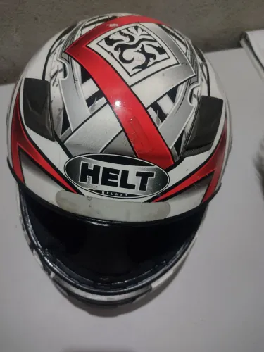Capacete de moto está sem a viseira por isso que vou vender barato 