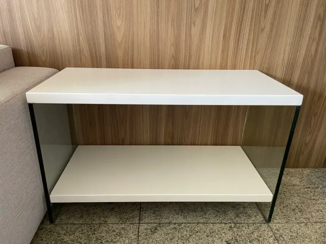 Mesa lateral moderna com vidro e acabamento laqueado branco
