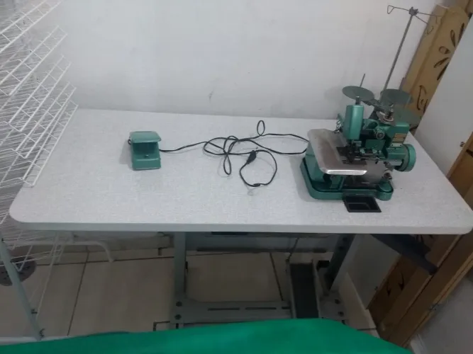 Máquina overlock semi nova..