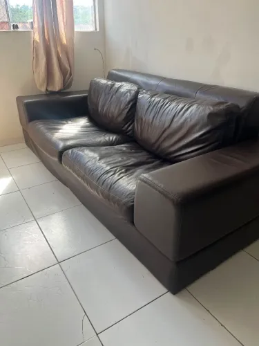 SOFÁ DE COURO MARROM