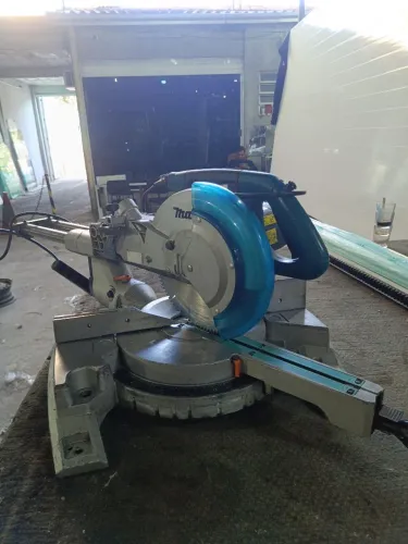 Makita Serra de Esquadria Telescópica com Laser 10