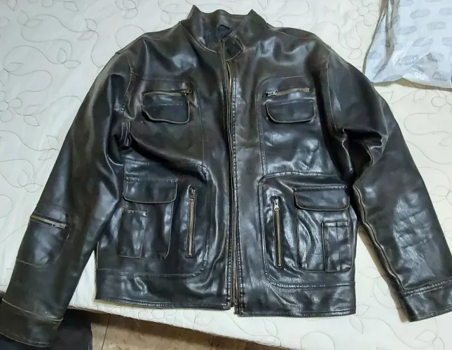Jaqueta de couro forrada. Pode vir frio!