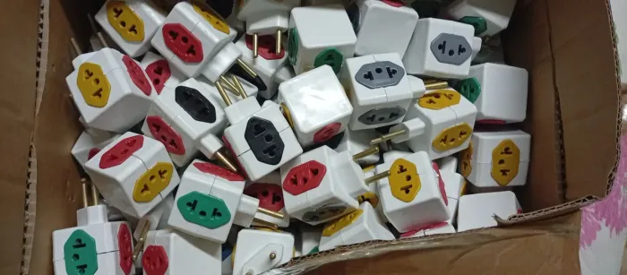100 peças de adaptador de tomada.