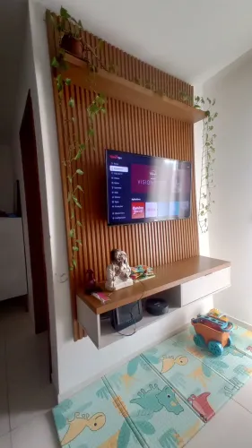 Painel Ripado de Madeira com Rack Suspenso para TV
