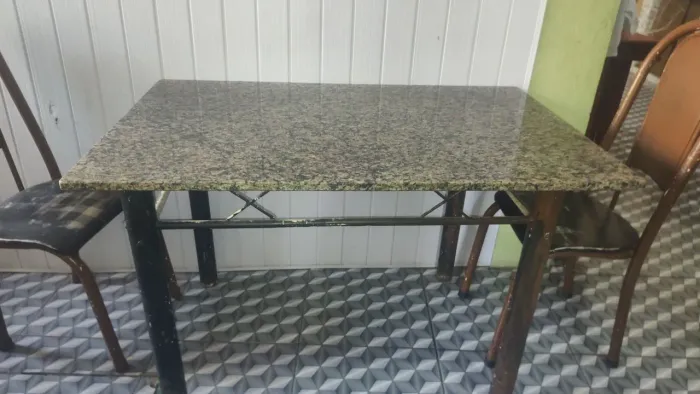 Vendo uma mesa de pedra de mármore com duas cadeiras