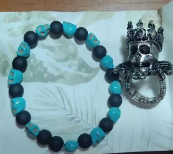 conjunto pulseira e anel de brilho de caveira