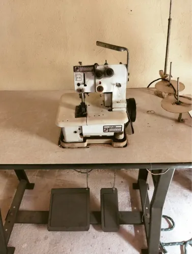 Máquina galoneira