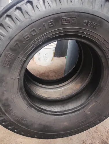 Par de Pneus Pirelli 7.50-16 CT 52 (Originais, NÃO são reabertos) - R$ 550,00