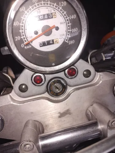 Moto com 2 pneus novos sem multas 