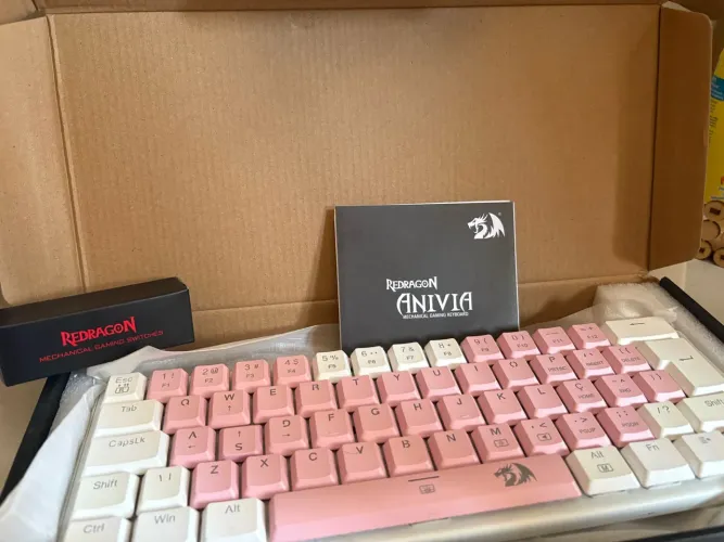 KIT GAMER ROSA: Teclado Redragon + Mouse Logitech