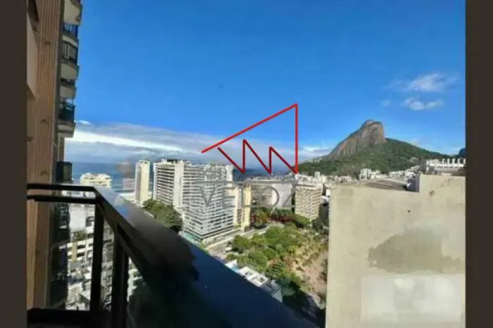 Flat em Prédio cobiçado - Rua nobre do Leblon