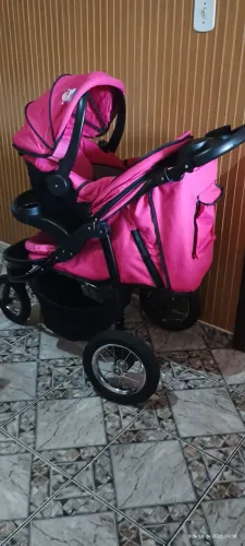 Vendo carrinho de bebê com bebê conforto 550,00 pra sair hoje, Sou de Lorena não entrego.