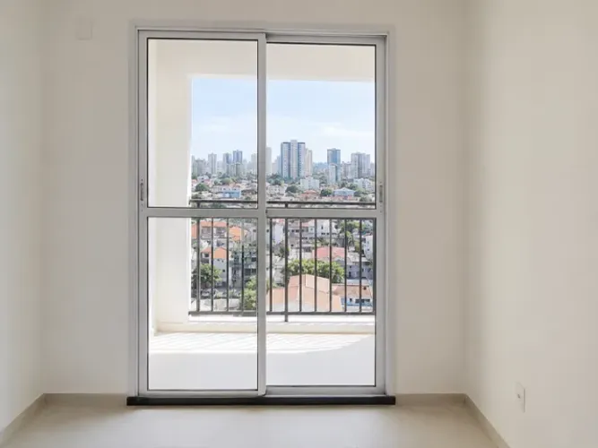 Porta Balcão de Alumínio Branco Nova 1,38 x 2,16 m com Vidro