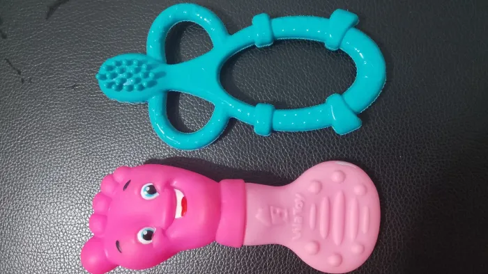  Kit Com 2 Mordedores Bebê Massageador Gengiva E Pezinho Vila Toy