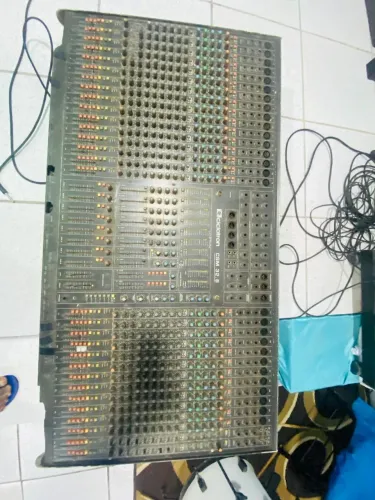 Mesa de som da ciclotron com 32.8 canais 