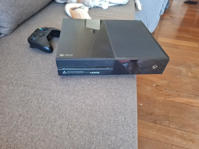 Xbox One 500GB (ou 1TB) + controle + cabos, funcionando