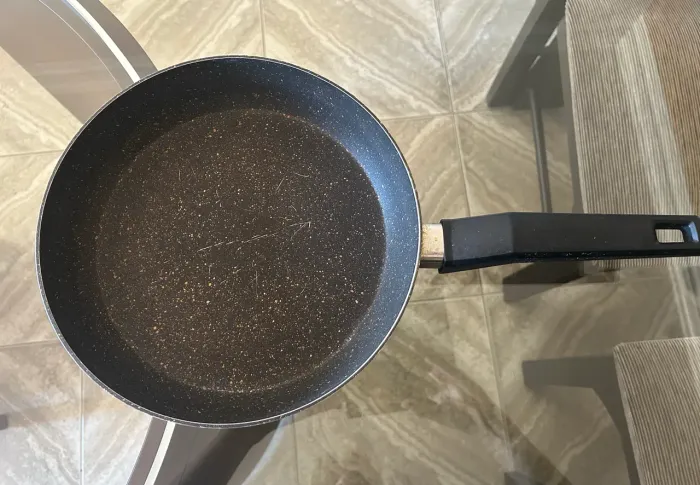 Frigideira antiaderente preta