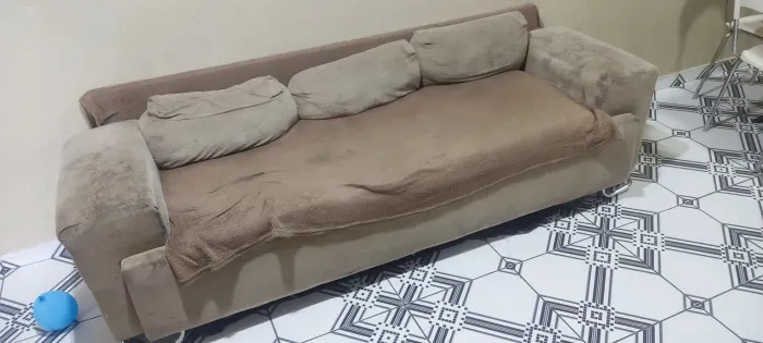 Vendo sofá muito confortável,só precisa higienizar que você terá um sofá novo