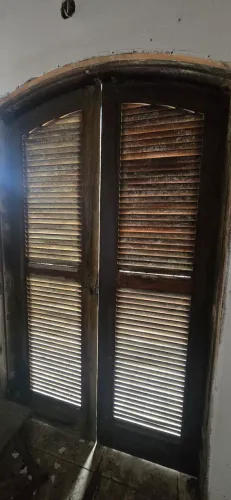 Portas e janelas coloniais em madeira maciça, veneziana. Com bandas de vidro.