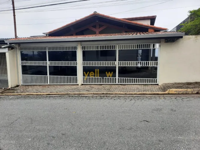 Casa à Venda no Centro de Igaratá | 3 Dorms, 243m²