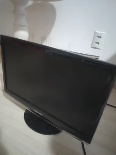 Vendo TV de 20 Polegadas LCD Samsung com tela esbranquiçada 