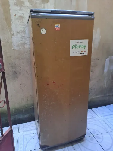 Geladeira doacao com defeito para retirar pecas