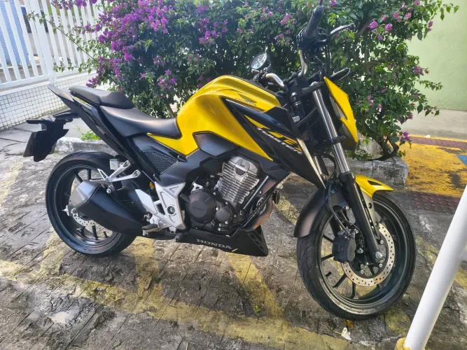 CB 300F dourada
