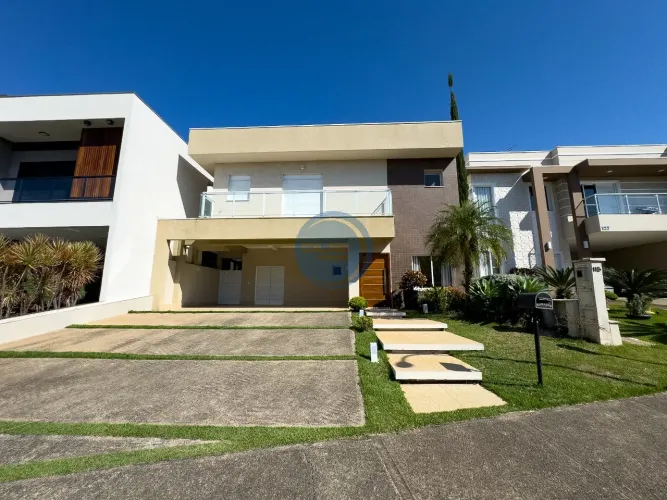 Casa de Luxo em Condomínio: 3 Quartos, 3 Suítes, 2 Salas, 5 Banheiros, 4 Vagas, 295,48m² -