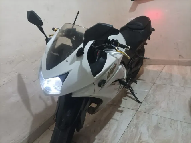 Moto com design moderno ,motor forte 2 celindros.