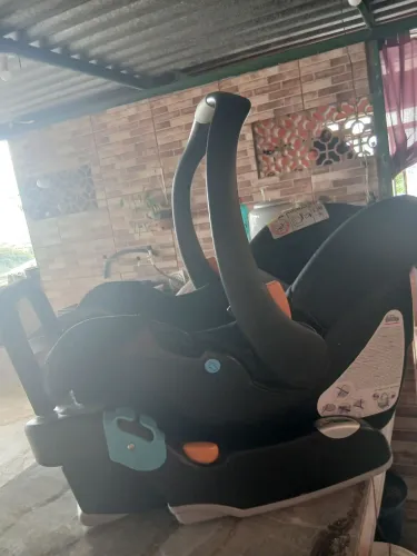 Bebê Conforto chicco com a base 