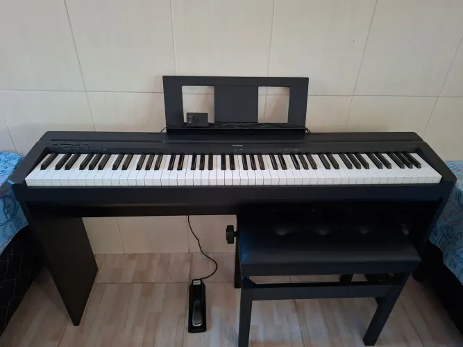 Piano Digital Yamaha P45B, com estante, pedal sustain e banqueta.