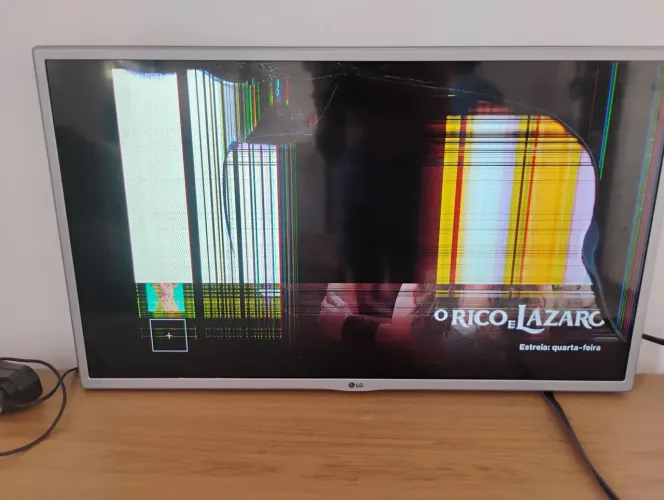TV LG 32' com tela danificada 