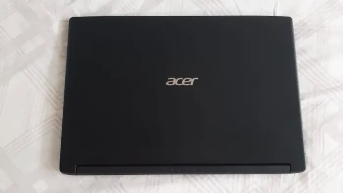 Notebook acer preto e headset gamer loopway