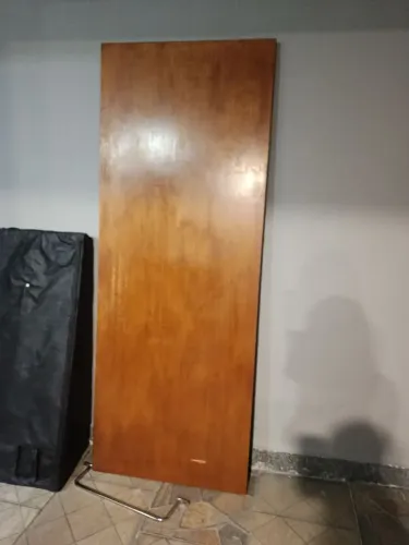 Porta madeira preenchida com verniz
