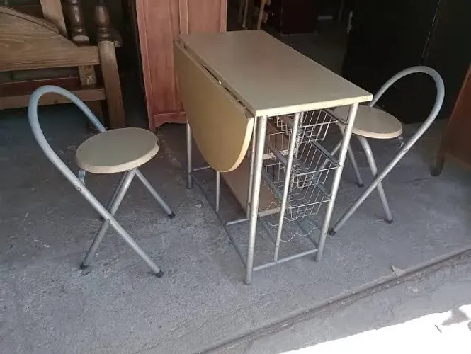 Mesa dobrável com duas banquetas