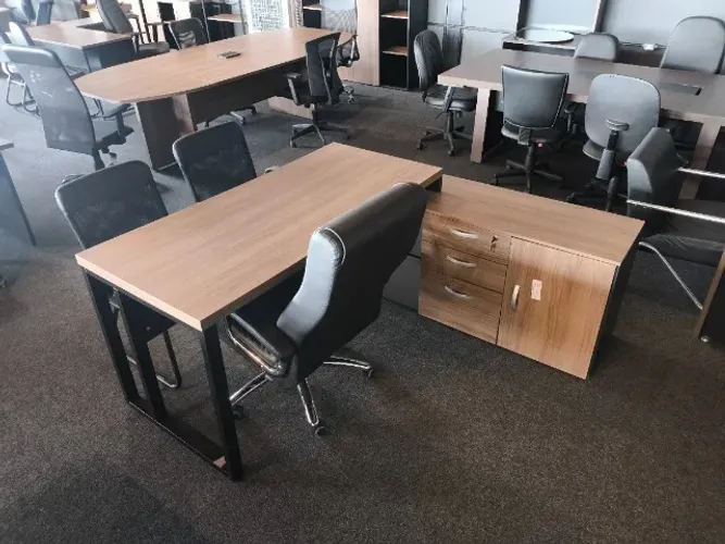 Mesa de Escritório em L com 3 Gavetas 1 Porta e Nichos - 0,77x1,69x1,16cm - OFERTA!!