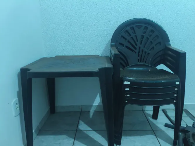 Mesa de plástico com 4 cadeiras preta 