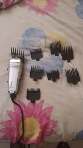 Máquina de corta cabelo philco com pentes.