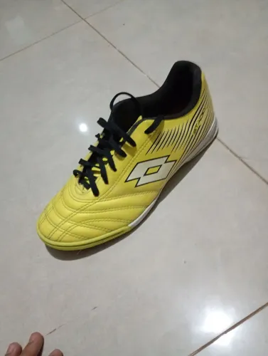 Par de chuteira de futsal com poucas marcas de uso