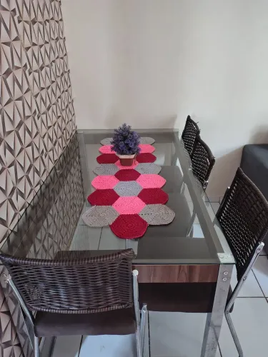 Mesa de vidro com 4 cadeiras.