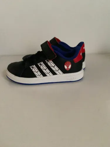 Tênis homem aranha Adidas