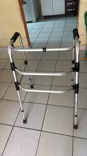 andador, vende ou troca por uma cadeira de banho!