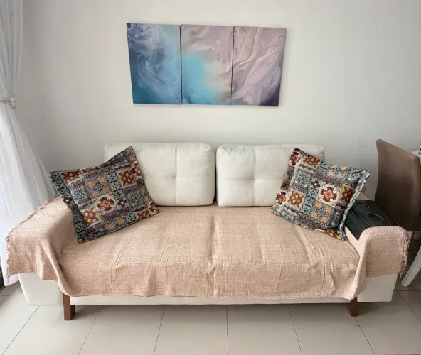 Sofá 2,20m em Linho Off-White com Pés de Madeira